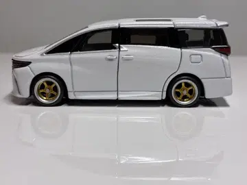 토미카 프리미엄 TOYOTA 40 알파드 개조(출시 기념 사양)