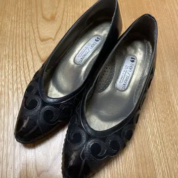 검은색 스월 무늬의 낮은 힐 펌프스