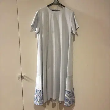 비어즐리 스카이블루 플레어 슬리브 원피스