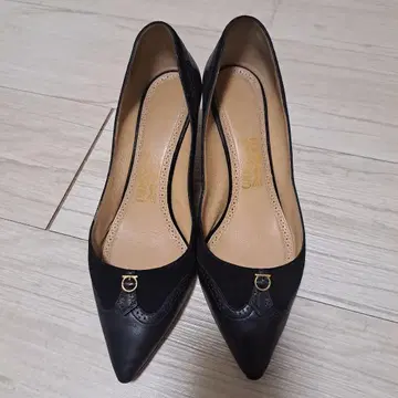 Ferragamo 블랙 스틸레토 펌프스 금장 장식