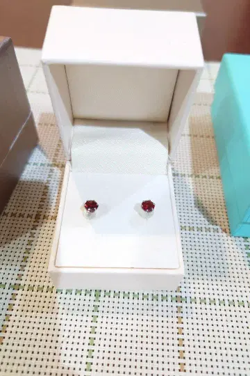 빨간색 스터드 귀걸이