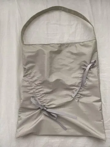 FEKETE 셔링 리본 토트백 그레이
