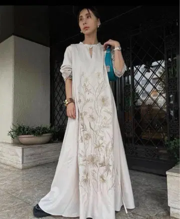 AMERI MADELYN EMBROIDERY DRESS M 아이보리