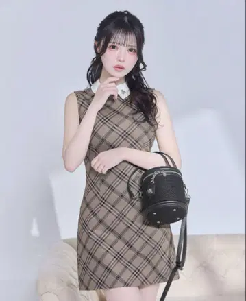 미셸 마카롱 체크 무늬 슬리브리스 미니 원피스