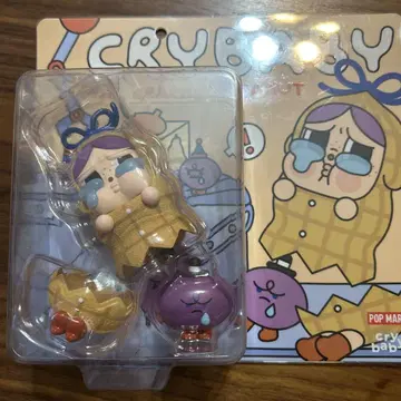 POP MART Crybaby cracked peanut 한정 상품
