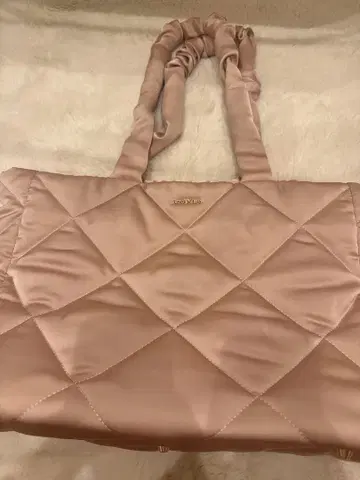 로제뮤즈 새틴 퀼팅 토트백 핑크