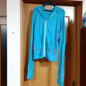 호아나의 파란색 풀 집업 후드티
