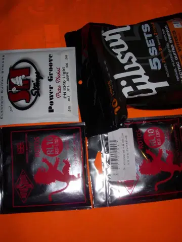 Gibson x5, ROTOSOUNDx2 ,SITx1