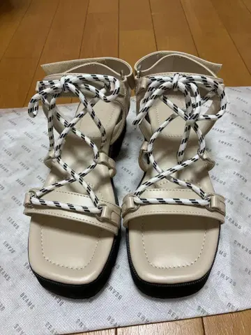 BEAMS HEART 베이지 스트랩 샌들