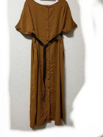 애프리콧 색 버튼 노카라 셔츠 원피스 반팔