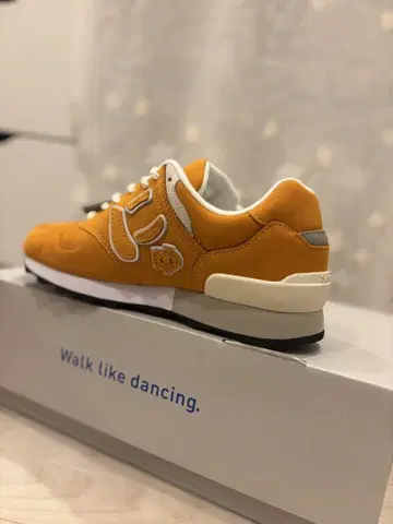 오렌지 스니커즈 Walk like dancing 늉
