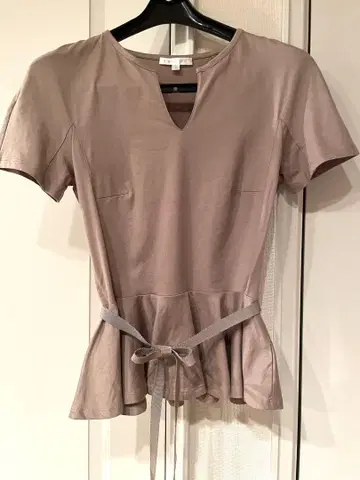 폴카 베이지 허리 리본 페플럼 상의