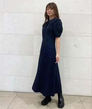 미라 오웬 카라 부착형 구축 슬리브 플레어 원피스