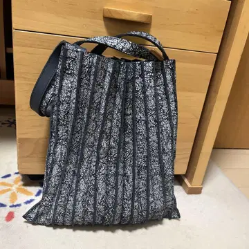 ikot Towamy 크랙 가죽 플리츠 백