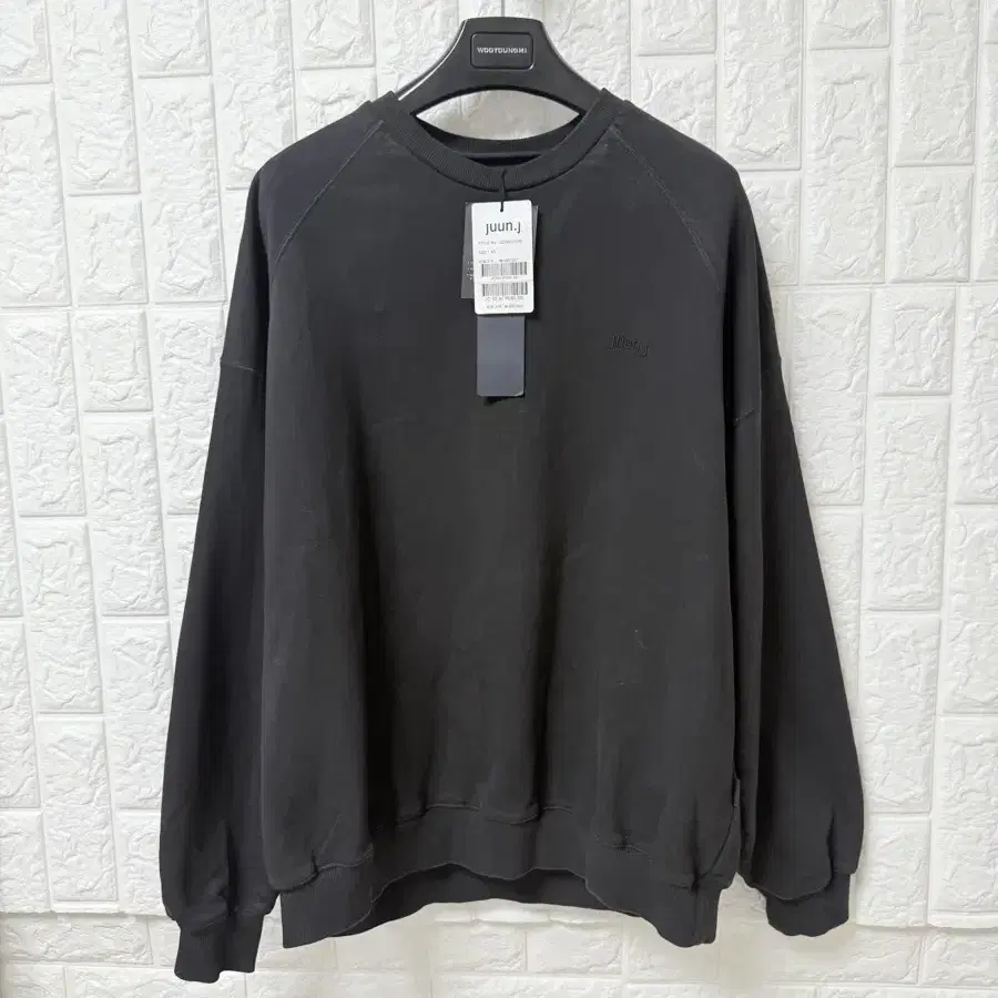 Slow Acid Blur Logo Sweatshirt Black on Bunjang Global Site.