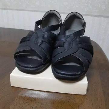 블랙 오픈토 샌들 EEE