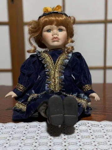 짙은 남색 벨벳 드레스 인형