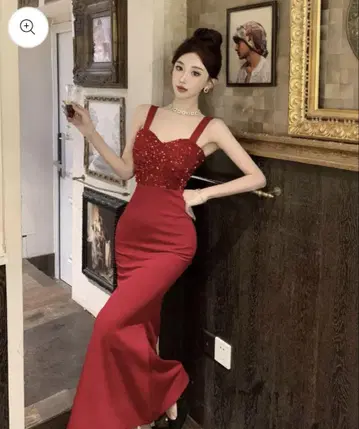 빨간색 비즈 장식 슬리브리스 드레스