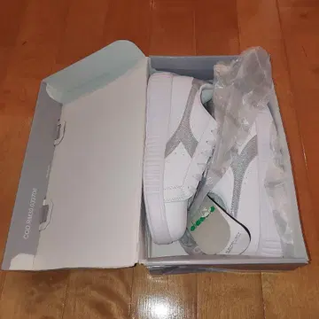 [미사용 새상품] 디아도라 diadora 스니커즈 23.5cm