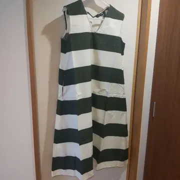 택 포함 새상품 유니클로 마리메꼬 V넥 플레어 원피스 그린 M