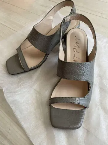 KB F 그레이 악어 엠보싱 샌들 23cm
