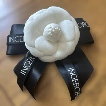INGEBORG 꽃 모티브 코사지