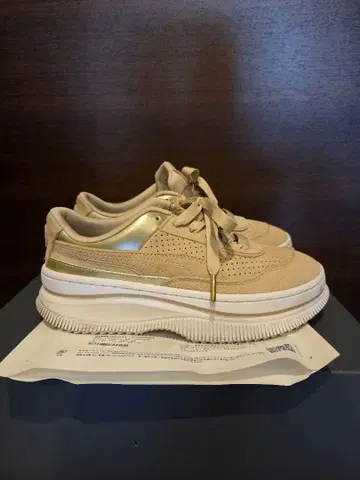 PUMA 베이지 통굽 스니커즈