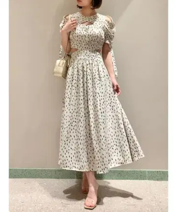 아이보리 도트 무늬 오프숄더 원피스