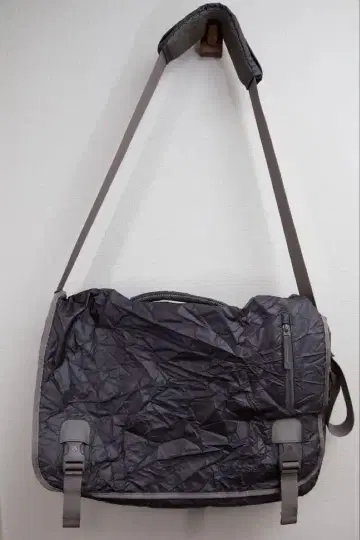 Incase Alloy Messenger Bag 15인치