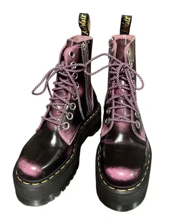 Dr. Martens 발렌타인 한정판 모델 Jadon Max
