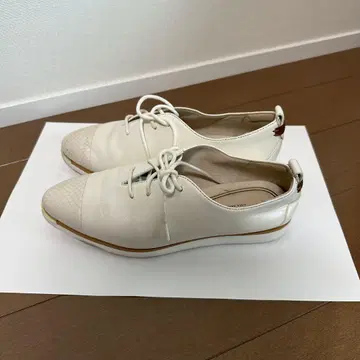 화이트 가죽 레이스업 슈즈 콜한