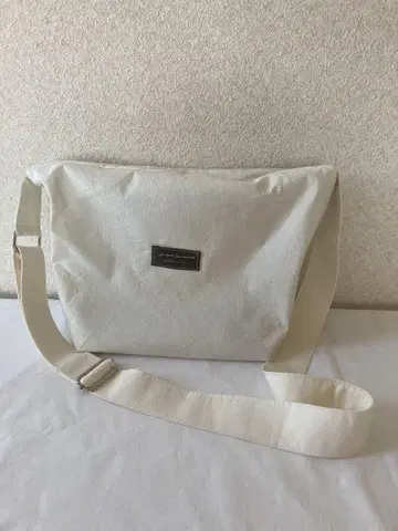 화이트 숄더백
