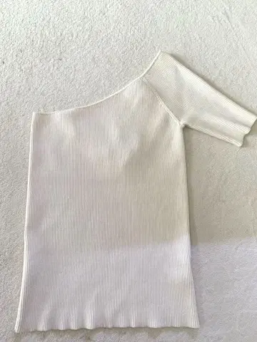 AMERI 오프숄더 비대칭 상의