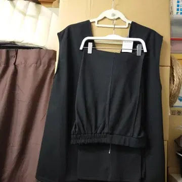 블랙 V넥 슬리브리스 상의