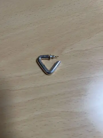 careering triangle 귀걸이 한쪽