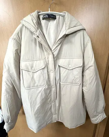 ZARA 퍼퍼 자켓 베이지색