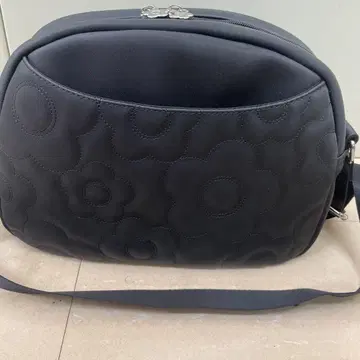 마리콴트 데이지 랜덤 퀼트 숄더