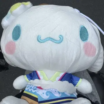 컬러풀한 의상의 화이트 곰 봉제 인형