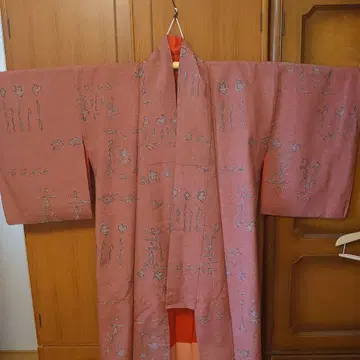 빨간색 자수 무늬 코몬 기모노