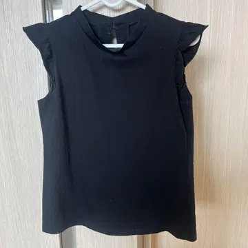 스트로베리 필드 블랙 프릴 소매 슬리브리스 상의 백리본