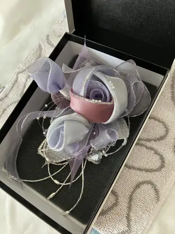도쿄 소와르 코사지 엘레강스 기품있는 큰 퍼플x그레이