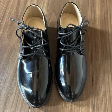 블랙 광택 레이스업 슈즈