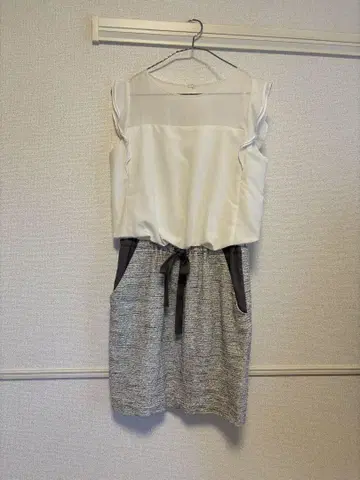 화이트 그레이 반팔 무릎 기장 원피스