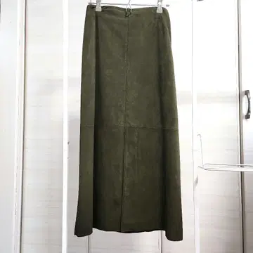 BEAMS 카키 스웨이드풍 앞 슬릿 타이트 스커트