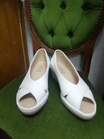 핏핏 화이트 오픈토 웨지 힐 샌들