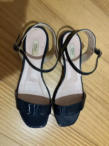 FURLA 네이비 스트랩 샌들