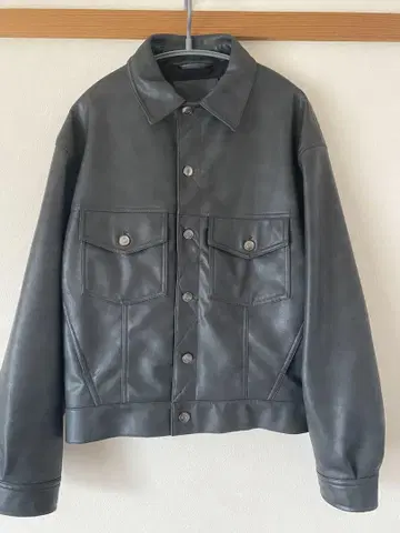 [숏 기장] ZARA 인조 가죽 스퀘어 컷 핏 자켓