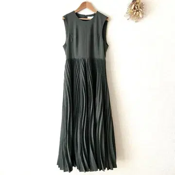 마메쿠로구치 curved pleated sleeveless dress