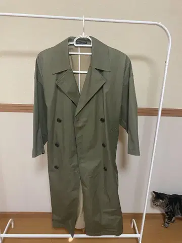 올리브 그린 더블 브레스트 트렌치코트