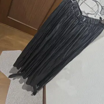 LUCA 새상품급 블랙 플리츠 롱 스커트